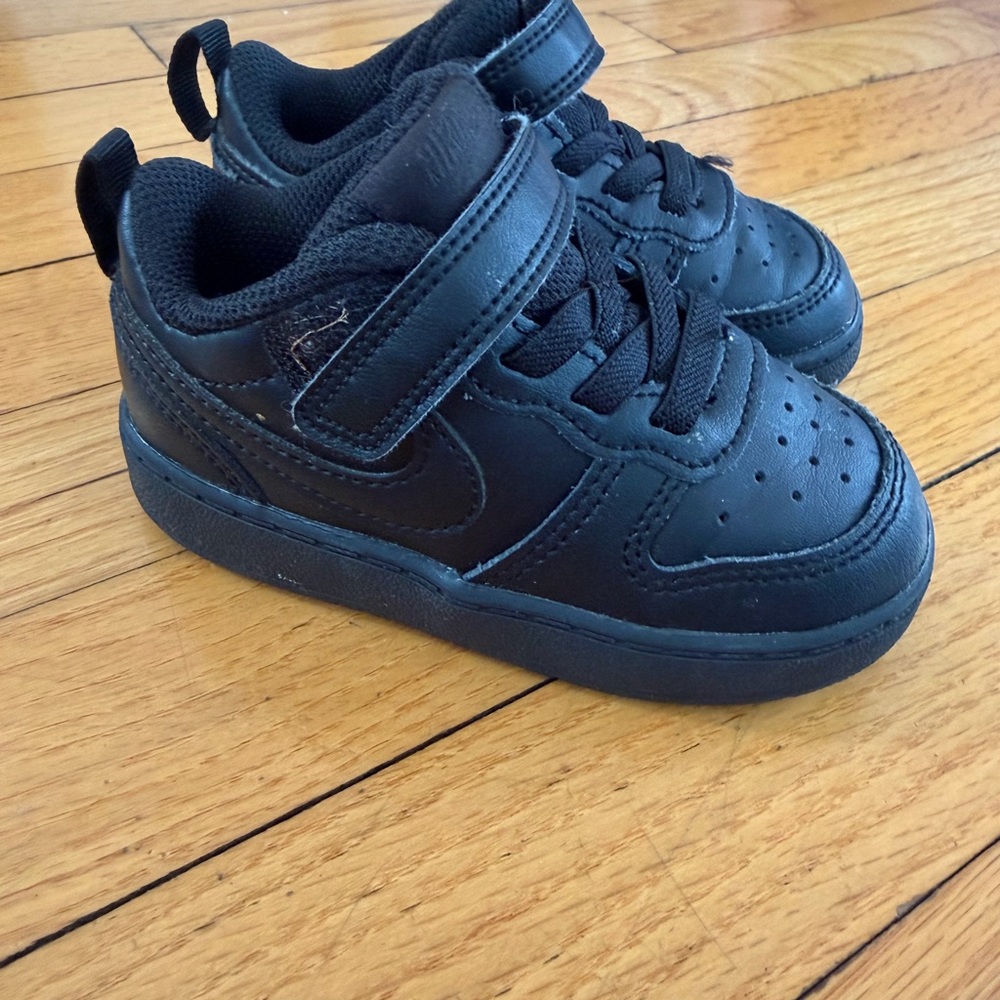 Nike Kids All-Black Low-Top Sneakers with Hook-and-Loop Strap size 6